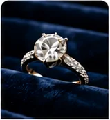 Bague solitaire diamant posée sur un écrin de velours bleu