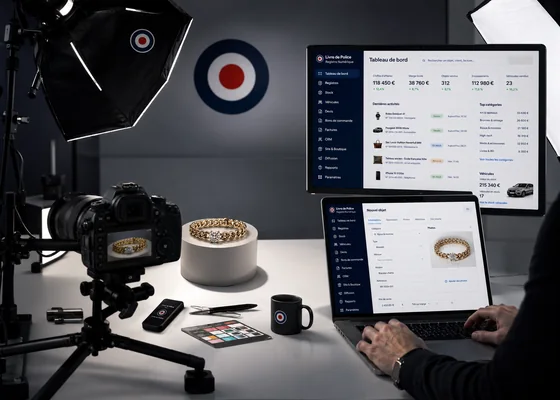 Un objet est photographié puis préparé pour sa fiche produit numérique